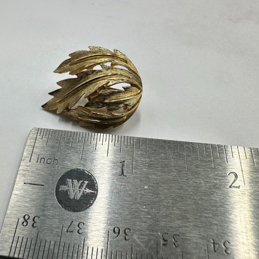 3/$30 Vintage Trifari Clip On Earrings Gold Tone Textured Layered Leaf Swirl - Picture 6 of 8